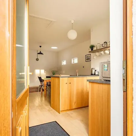 Spacious Modern One Bedroom Appartamento